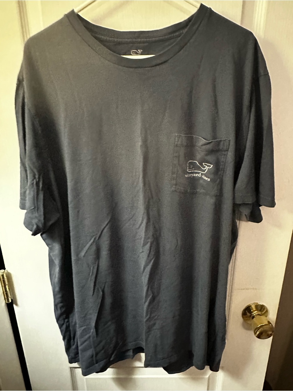 Vineyard Vines Menās Short Sleeve Pocket Tee in Dark Blue